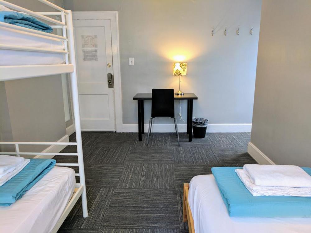 3 camas dormitorio - Mixta - Standard - Baño común en el mismo piso