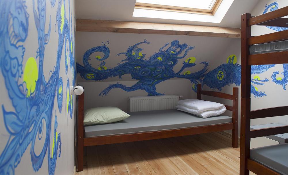 3 camas dormitorio - Mixta - Standard - Baño común en el mismo piso