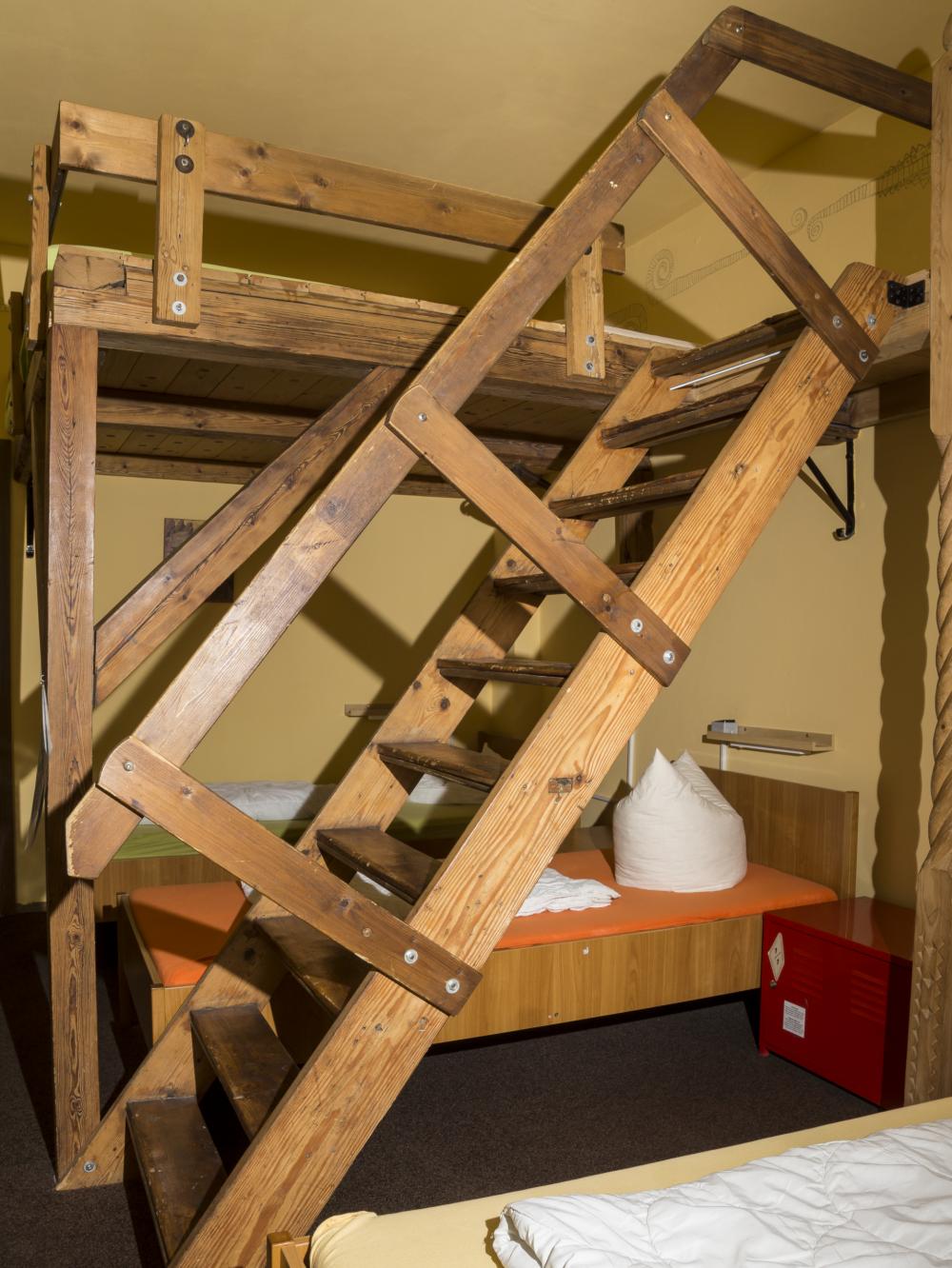 5 camas dormitorio - Mixta - Standard - Baño común en el mismo piso