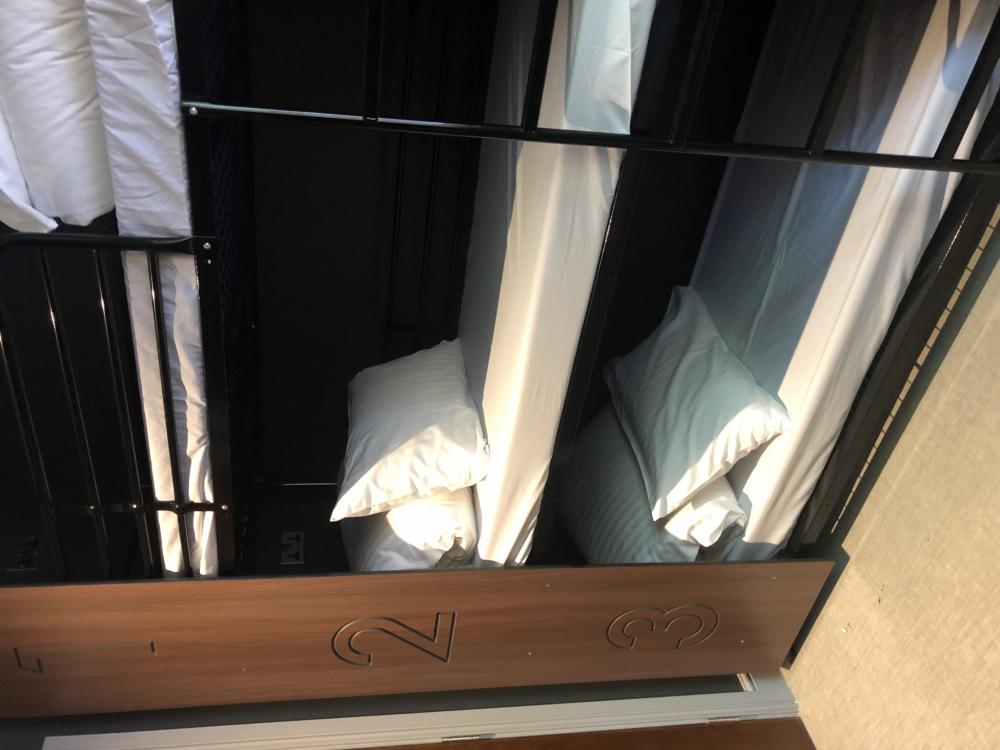 6 camas dormitorio - Mixta - Standard - Baño común en el mismo piso