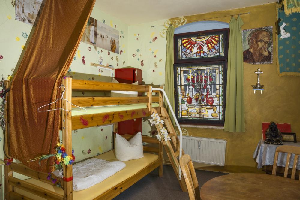 6 camas dormitorio - Mixta - Standard - Baño común en el mismo piso