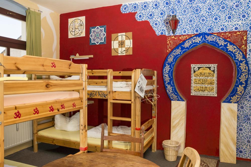 6 camas dormitorio - Mixta - Standard - Baño común en el mismo piso