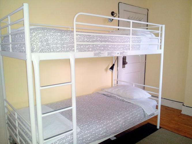 5 camas dormitorio - Mixta - Standard - Baño común en el mismo piso
