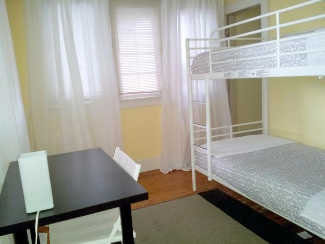 5 camas dormitorio - Mixta - Standard - Baño común en el mismo piso