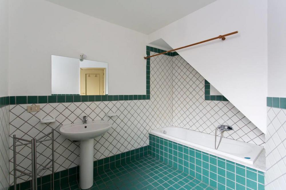 4 camas dormitorio - Solamente hombres - De lujo - Baño común en el mismo piso
