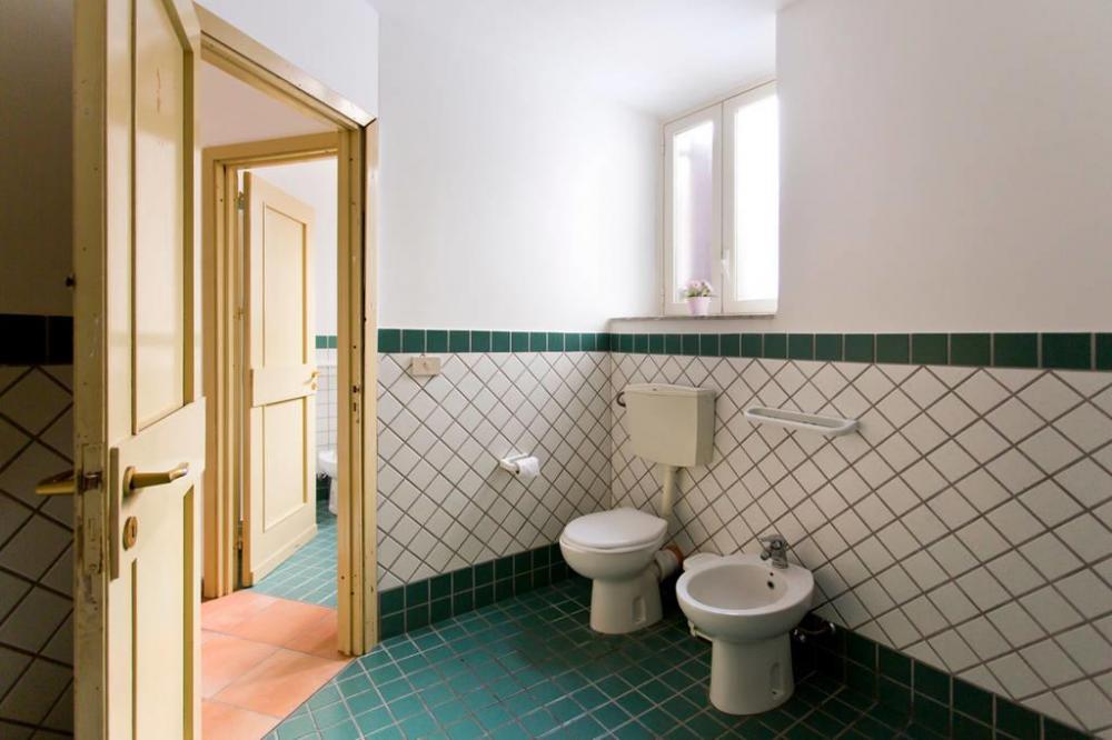 4 camas dormitorio - Solamente hombres - De lujo - Baño común en el mismo piso