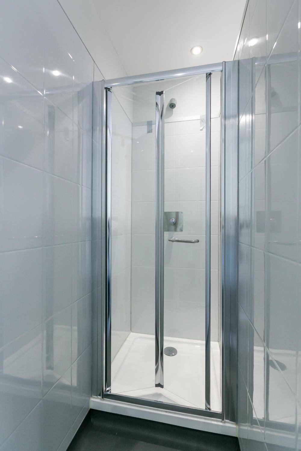 6 camas dormitorio - Solamente mujeres - Standard - Baño común en el mismo piso