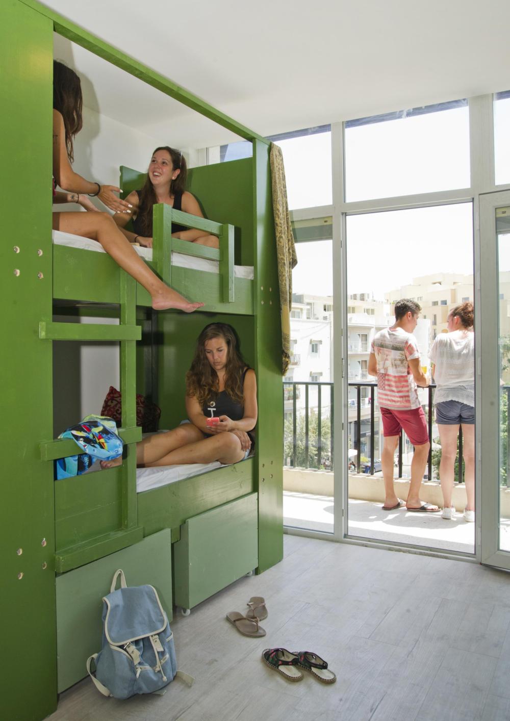 12 camas dormitorio - Solamente mujeres - Standard - Baño común en el mismo piso