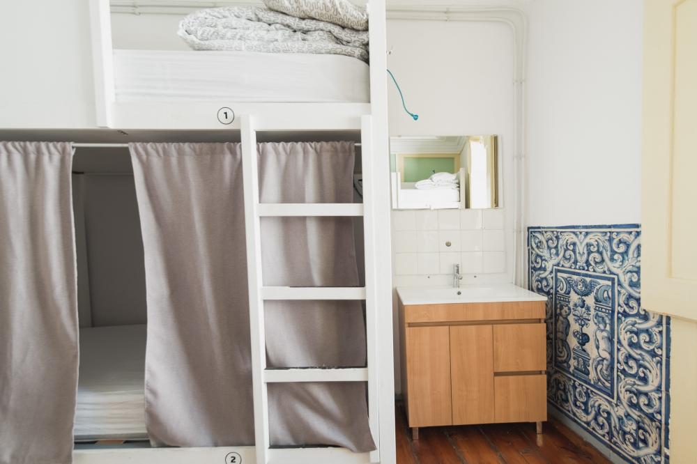 6 camas dormitorio - Mixta - Standard - Baño común en el mismo piso