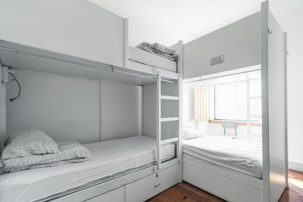 4 camas dormitorio - Mixta - Standard - Baño común en el mismo piso