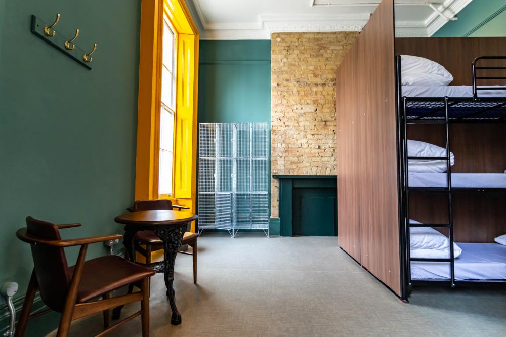 Dormitorio de 9 camas - Solo para mujeres - SOLO MAYORES DE 18 AÑOS