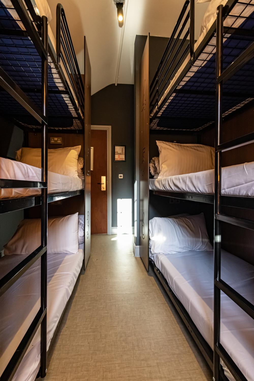 9 camas dormitorio - Solamente mujeres - Standard - Baño común en el mismo piso