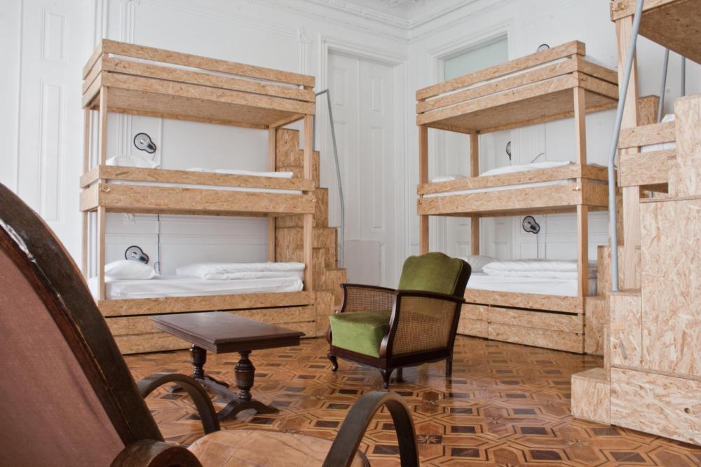 12 camas dormitorio - Mixta - Standard - Baño común en el mismo piso