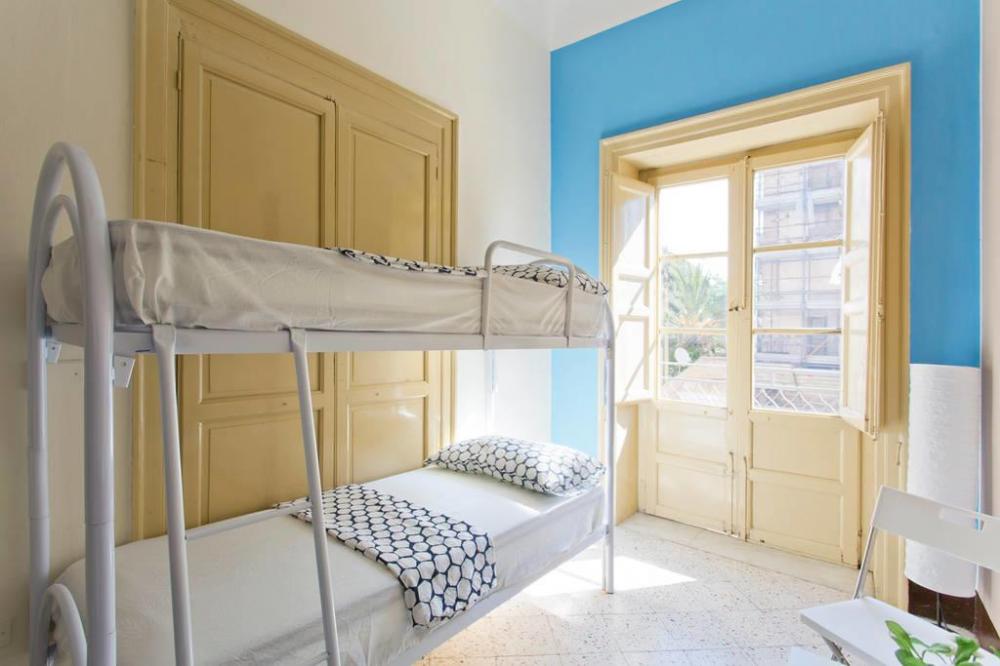 4 camas dormitorio - Solamente hombres - De lujo - Baño común en el mismo piso