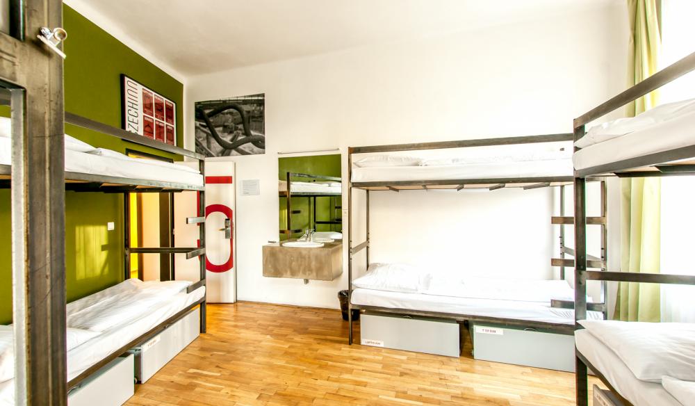 8 camas dormitorio - Mixta - Standard - Baño común en el mismo piso
