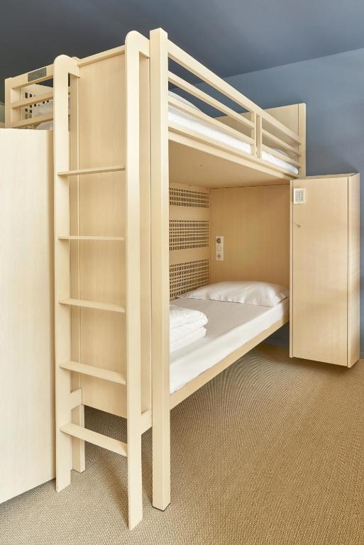 Cama en un dormitorio masculino de 6 camas