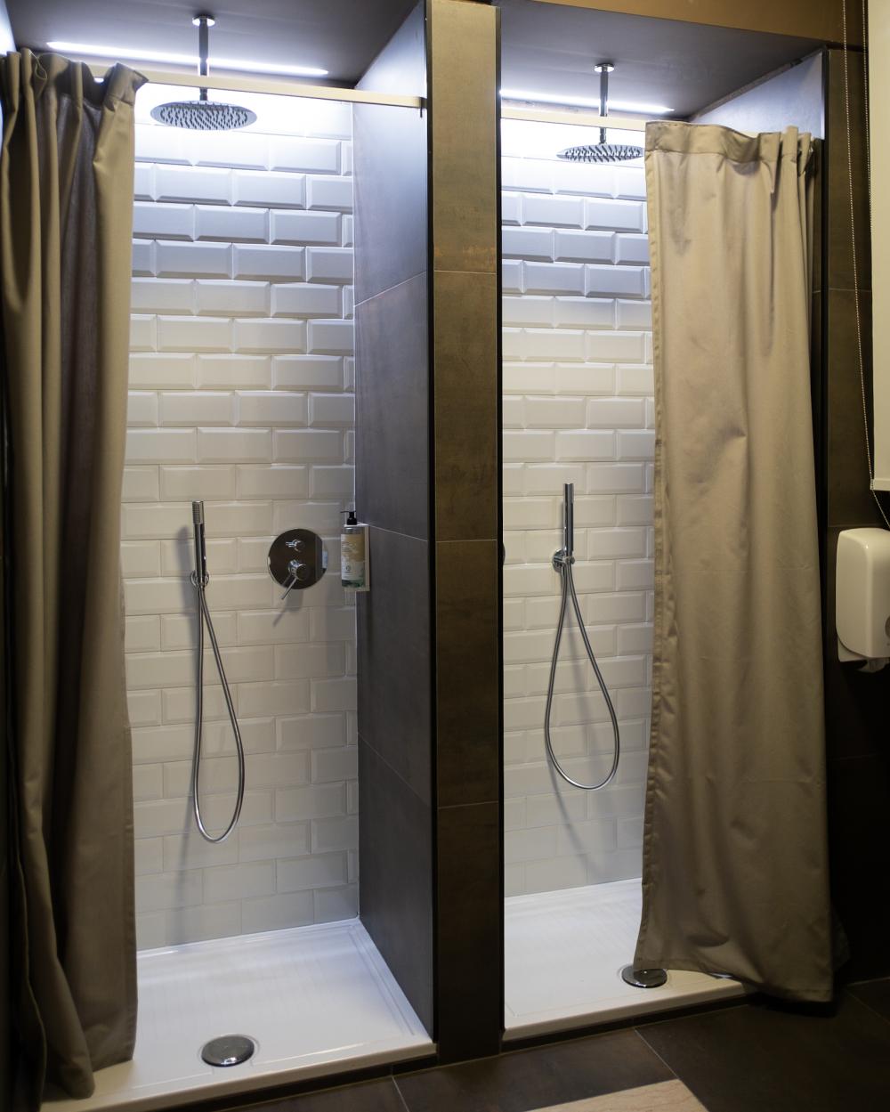 8 camas dormitorio - Mixta - De lujo - Baño privado