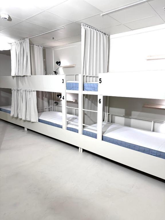 Una cama en un dormitorio mixto de 10 camas - con baño privado