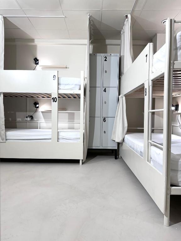 Una cama en un dormitorio mixto de 10 camas - con baño privado