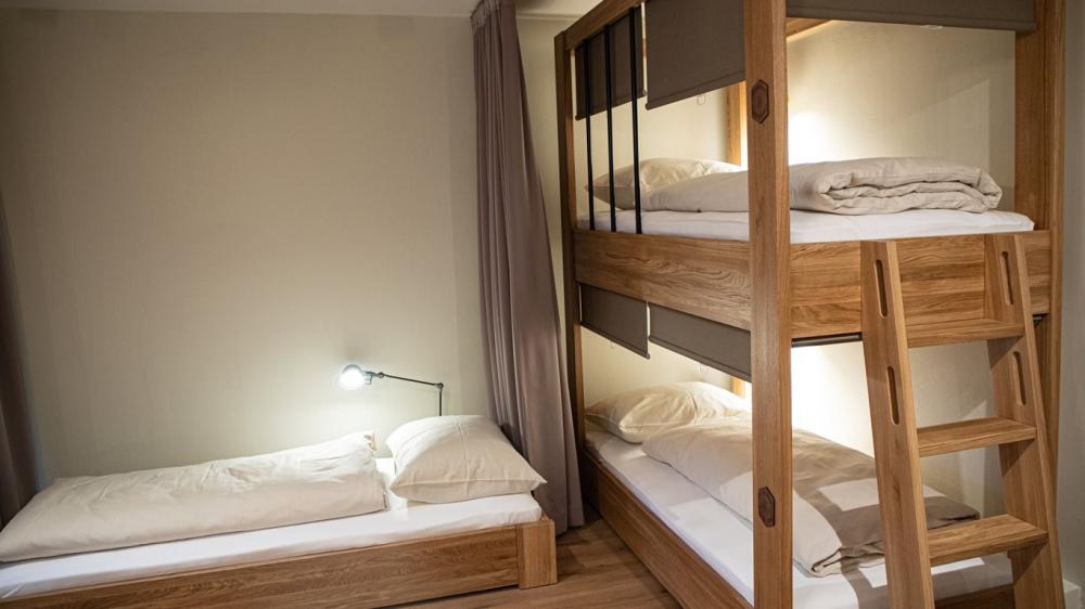 Cama en dormitorio compartido de 9 camas para caballeros con baño privado