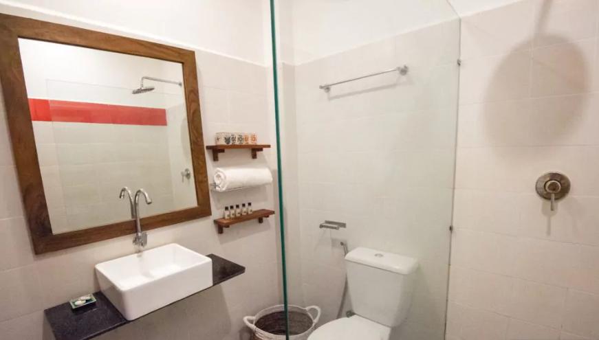 Cama en dormitorio femenino de 6 camas con baño privado.