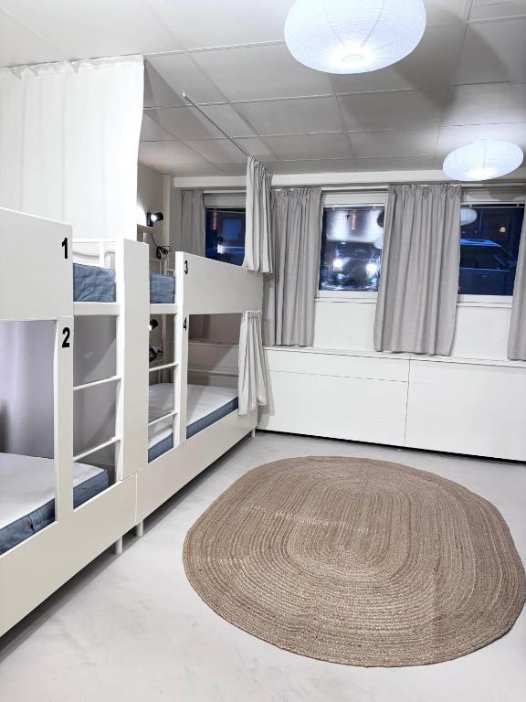 Una cama en un dormitorio compartido de 6 camas solo para mujeres - con baño privado.