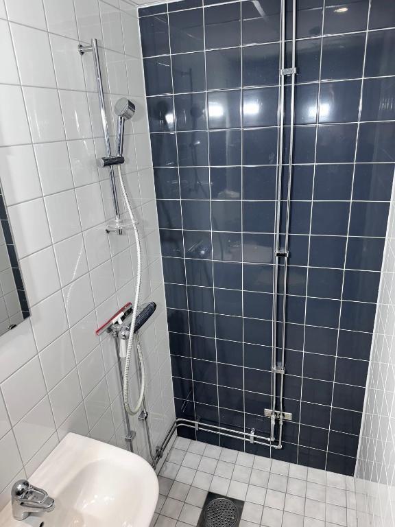 Una cama en un dormitorio mixto de 6 camas con baño privado.