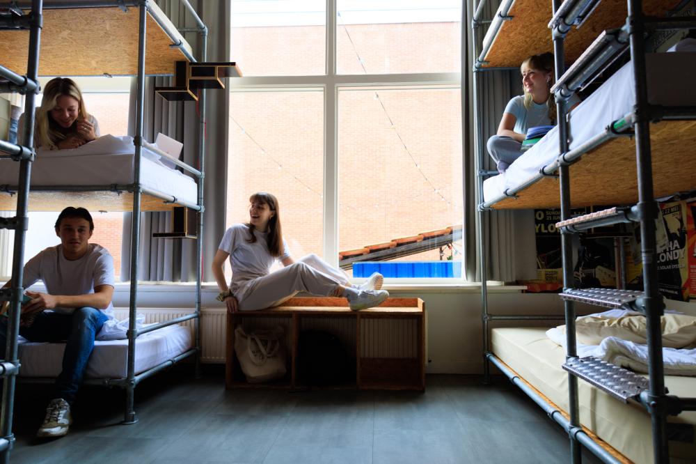 1 Cama en un Dormitorio Triple de 12 Camas