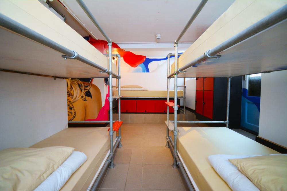 1 cama en un dormitorio económico en el sótano