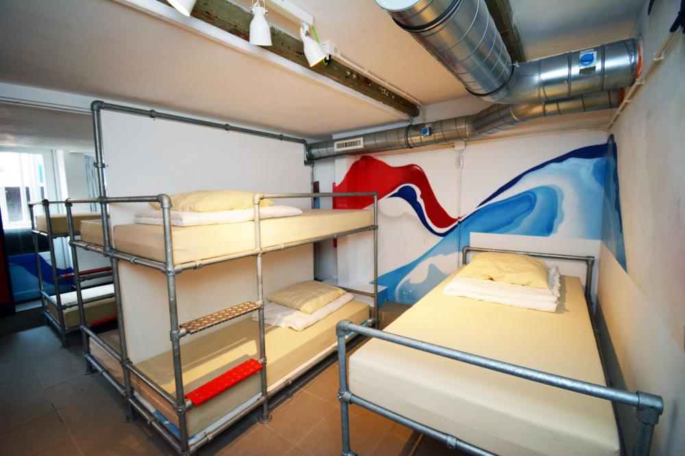 1 cama en un dormitorio económico en el sótano