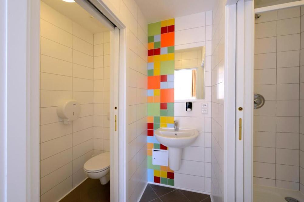 Cama en dormitorio mixto de 4 camas con baño privado