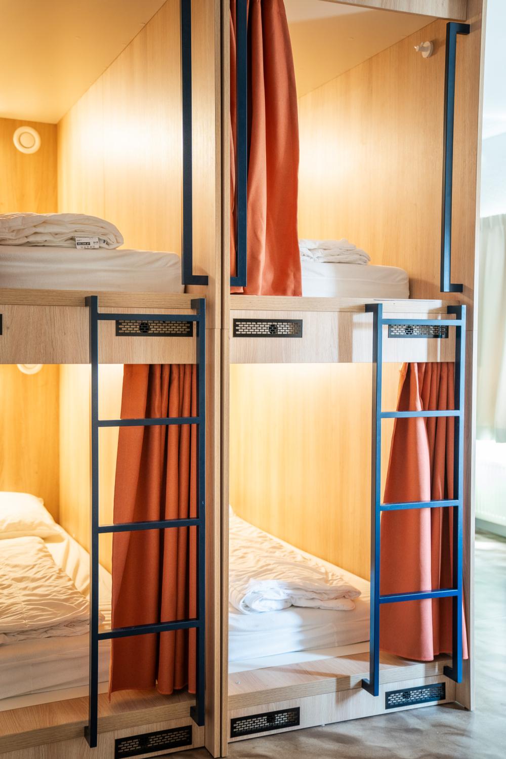 1 cama en un dormitorio de pod de 14 camas