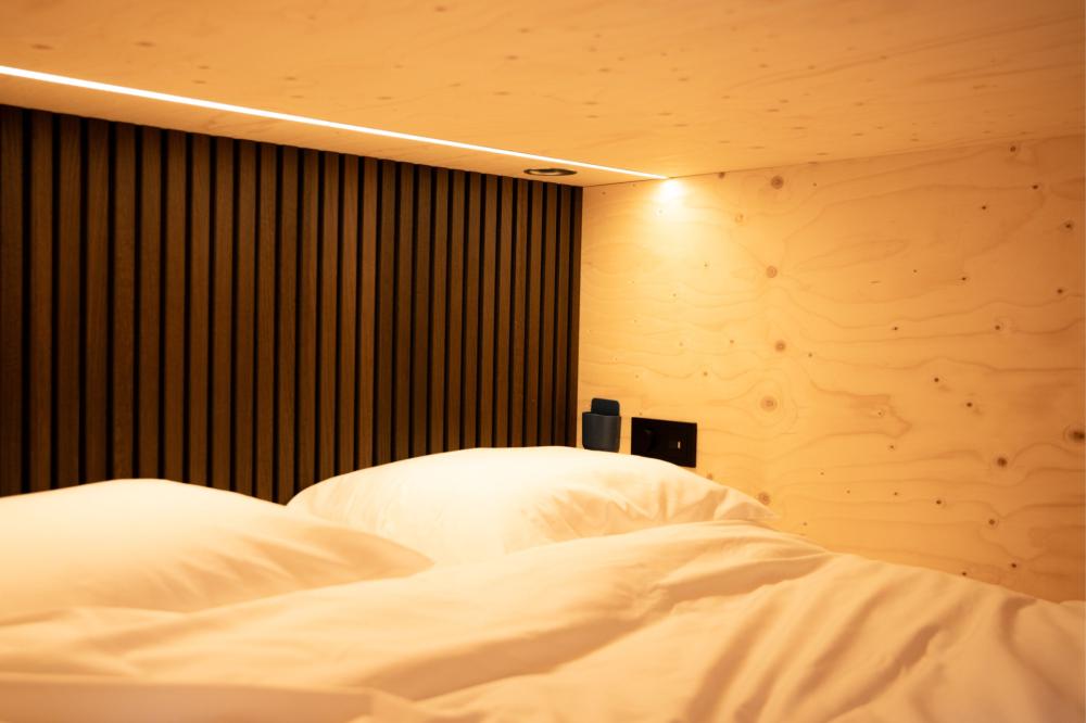 Cocoon con Cama Doble en Dormitorio Mixto