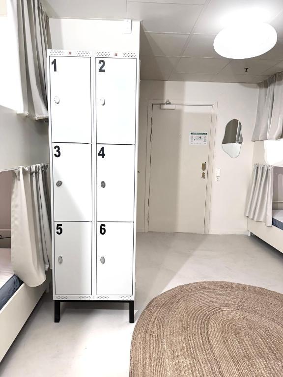 Una cama en un dormitorio compartido de 6 camas solo para mujeres - con baño privado.