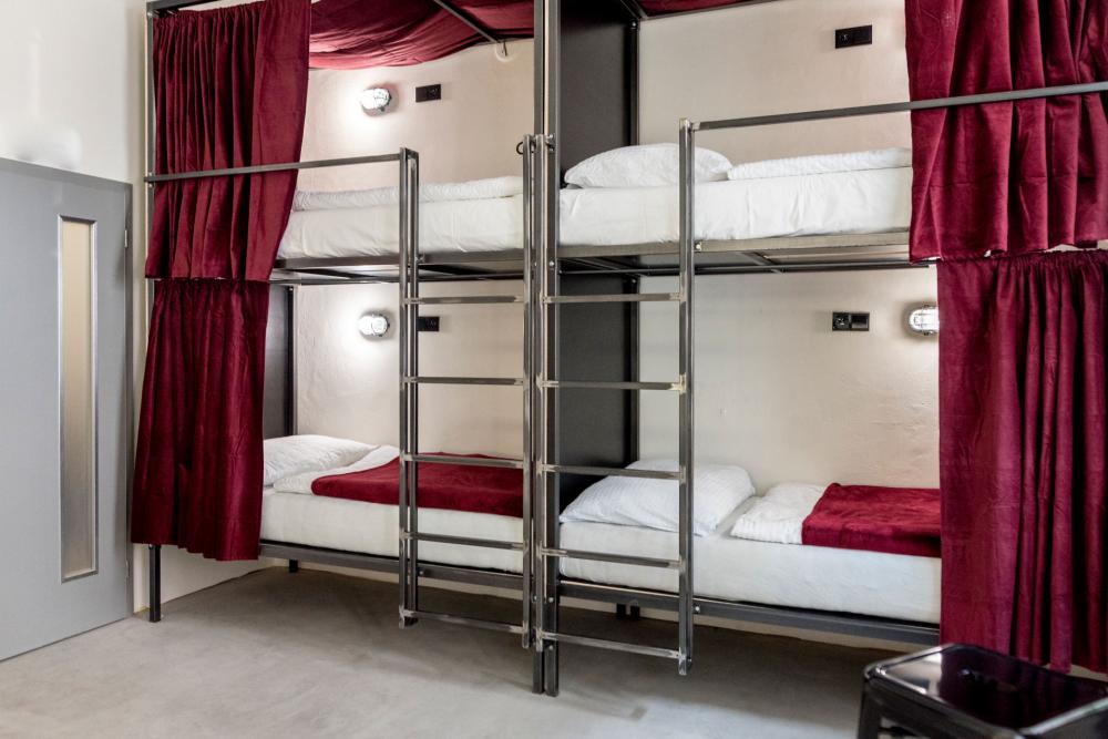 4 camas dormitorio - Solamente mujeres - De lujo - Baño común en el mismo piso
