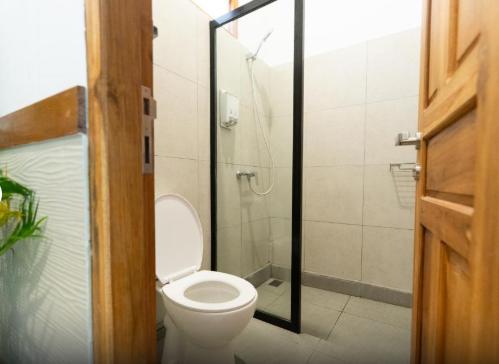Cama en un dormitorio estándar de 6 camas con baño privado.