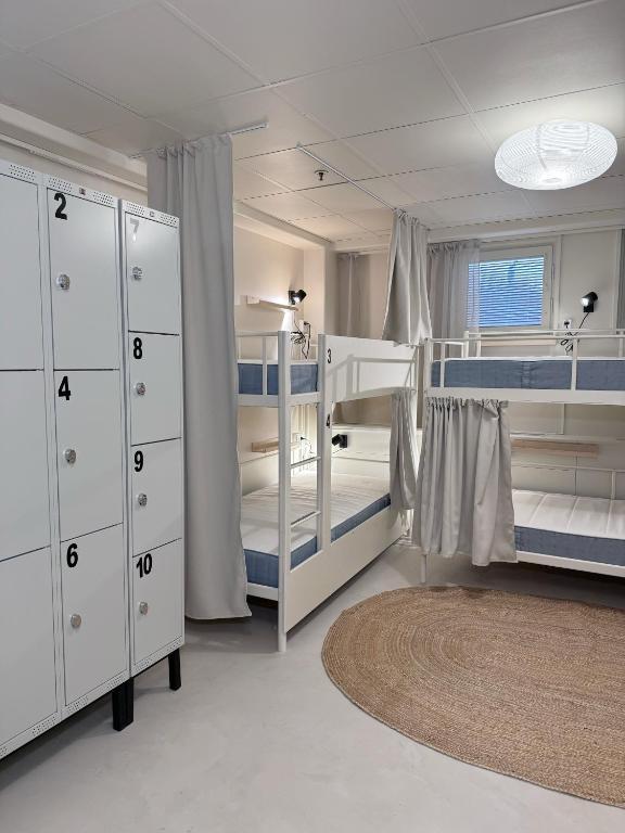 Una cama en un dormitorio mixto de 8 camas - con baño privado.