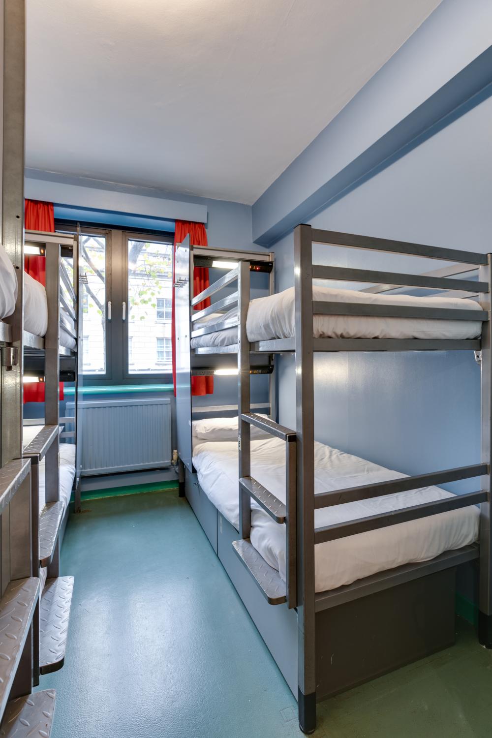 Cama en dormitorio mixto de 10-8 camas - Baño compartido