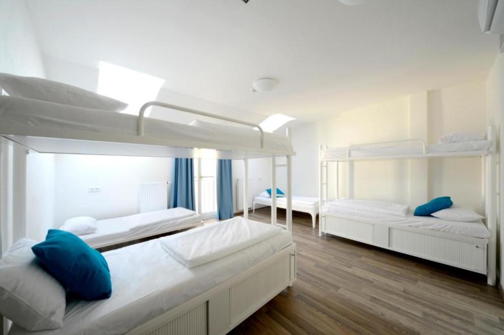 Cama en dormitorio mixto de 4 camas con baño privado