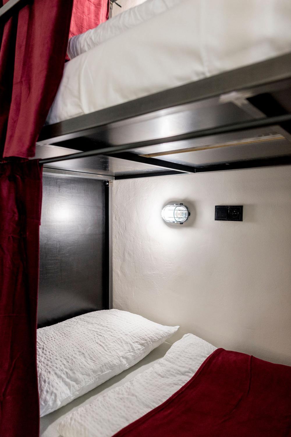 4 camas dormitorio - Mixta - De lujo - Baño común en el mismo piso