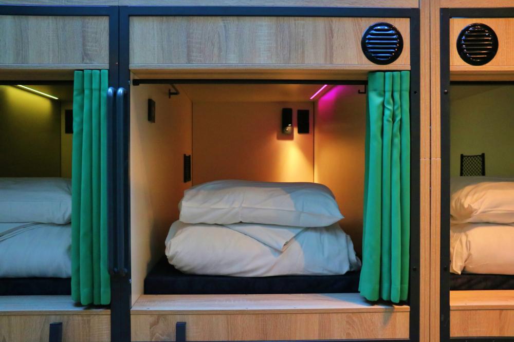 Cápsula en un dormitorio mixto de 14 camas - Baño compartido
