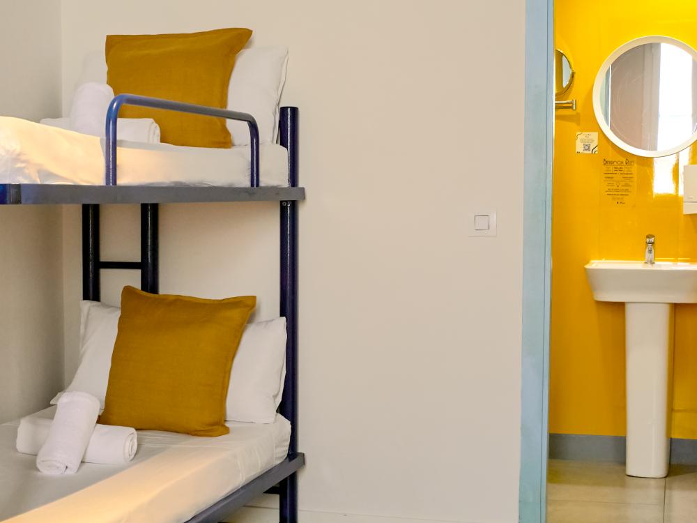 1 cama en habitación compartida mixta (6 adultos) - con baño privado