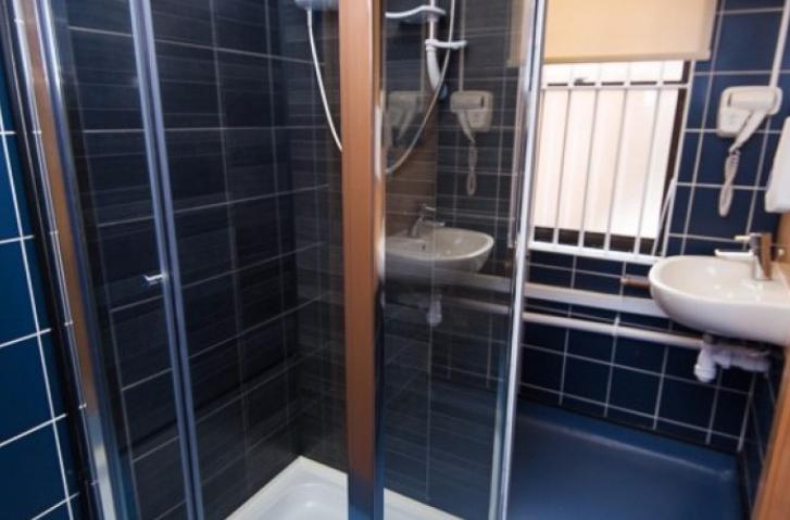 Habitación triple - Mixta - Superior - Baño común en el mismo piso
