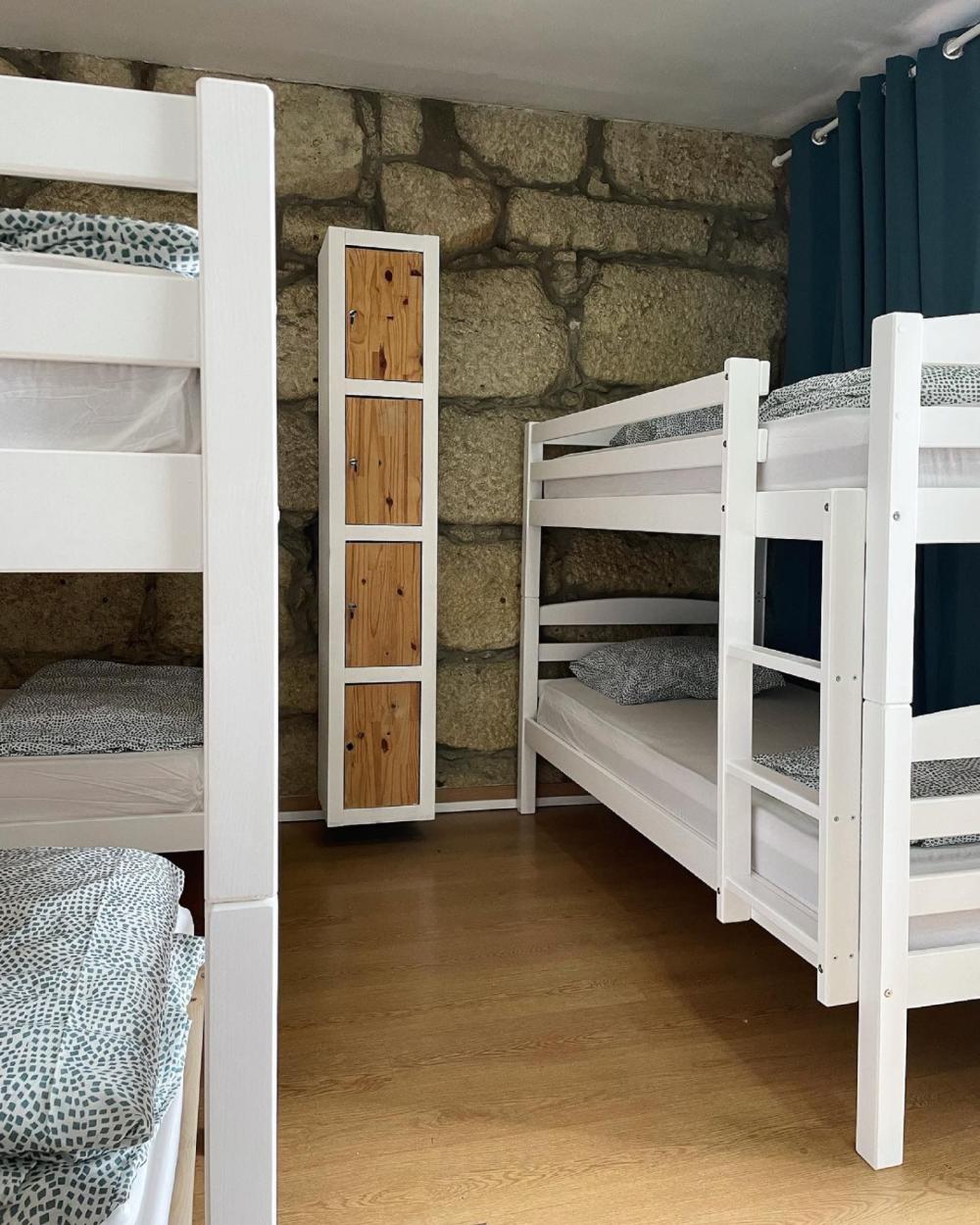 10 camas dormitorio - Mixta - Standard - Baño común en el mismo piso