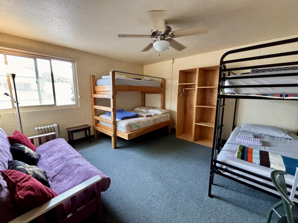 Dormitorio con 4 literas