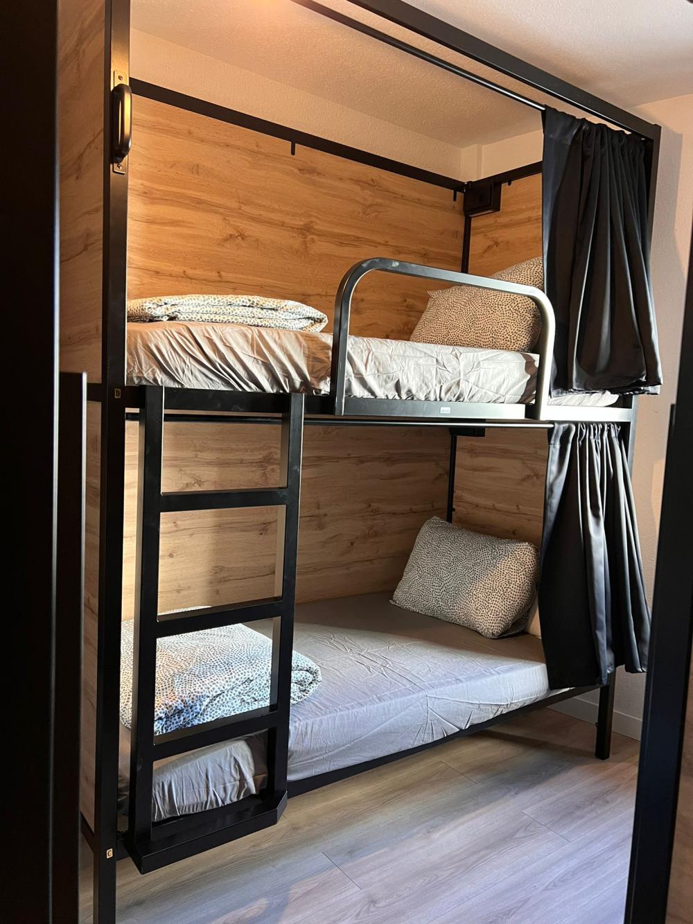 6 camas dormitorio - Mixta - Standard - Baño compartido