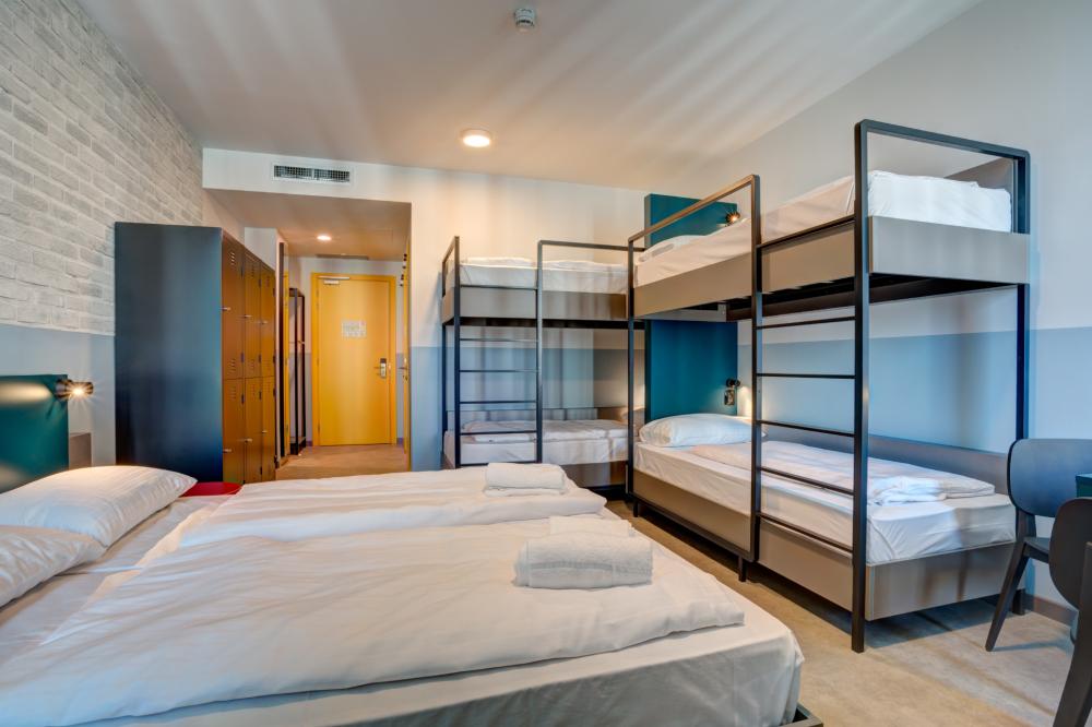 6 camas dormitorio - Mixta - Standard - Baño privado