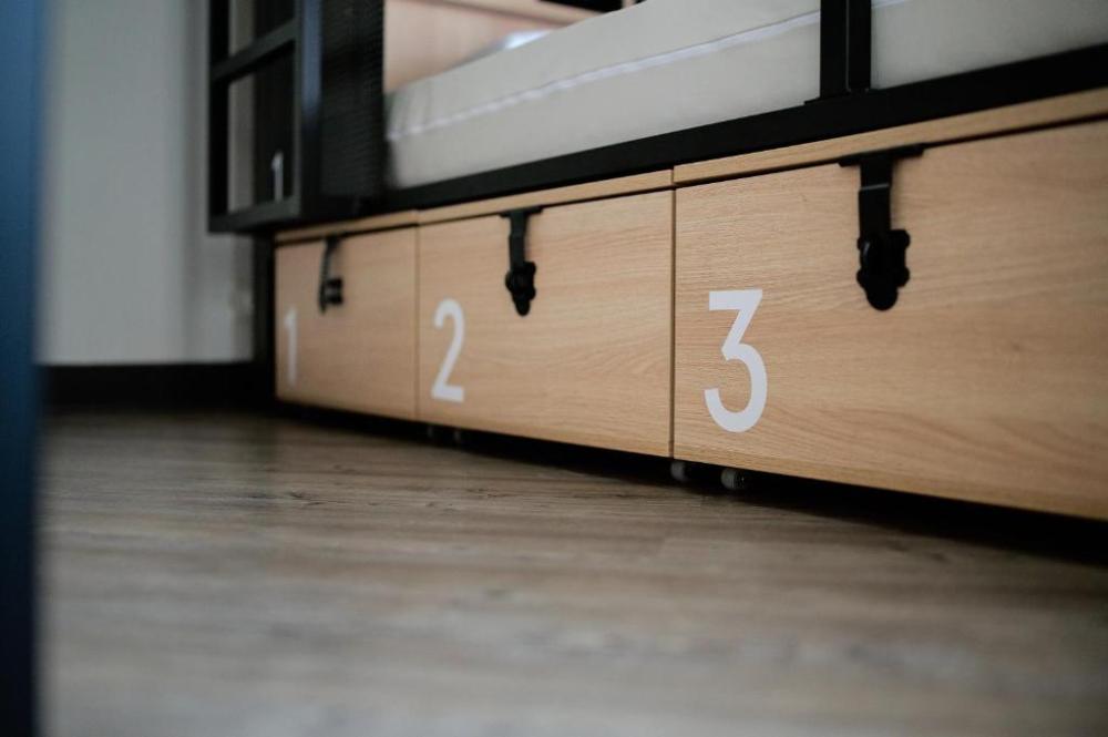 Cama en dormitorio femenino de 6 camas - Baño privado