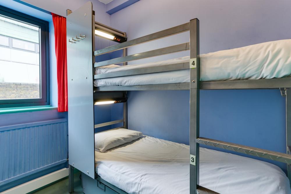 Cama en dormitorio mixto de 6-4 camas - Baño compartido