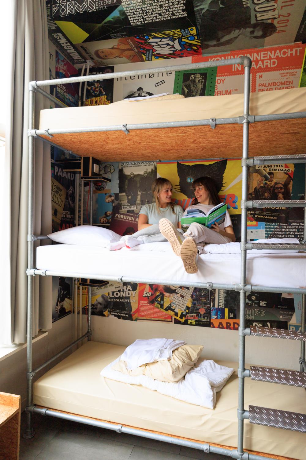1 Cama en un Dormitorio Triple de 12 Camas
